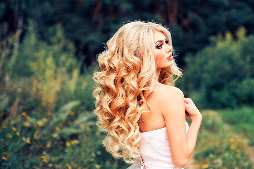 Blond mit langem Haar