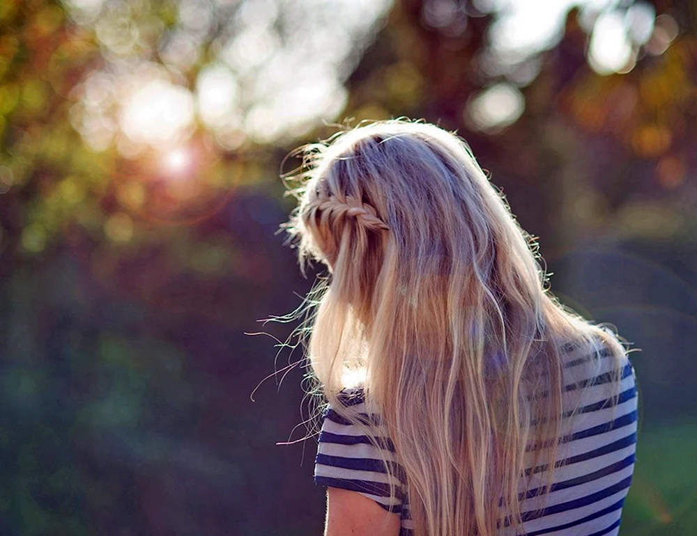 Blond mit langen Haaren