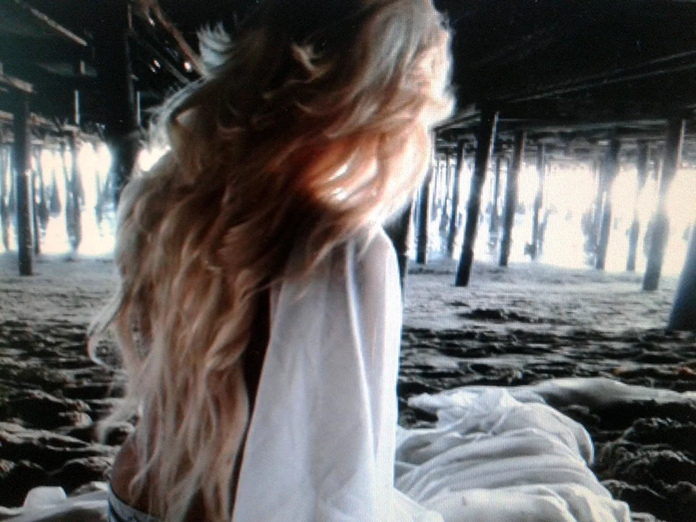 Blondine am Meer