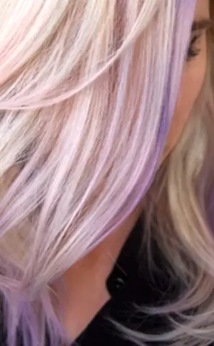 Blond mit lila Strähnen