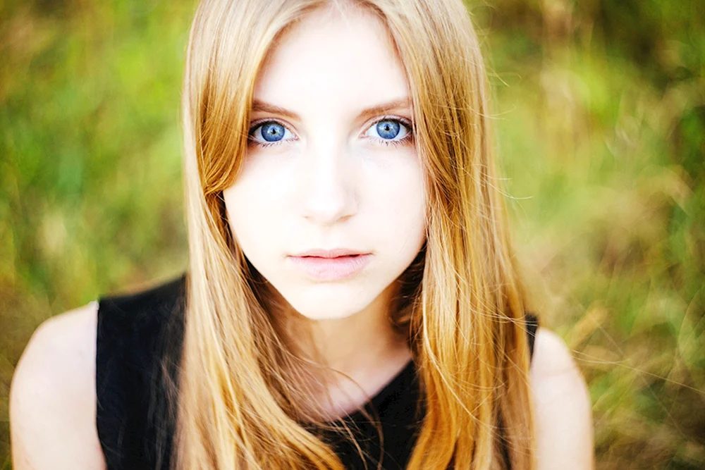Blond mit blauen Augen