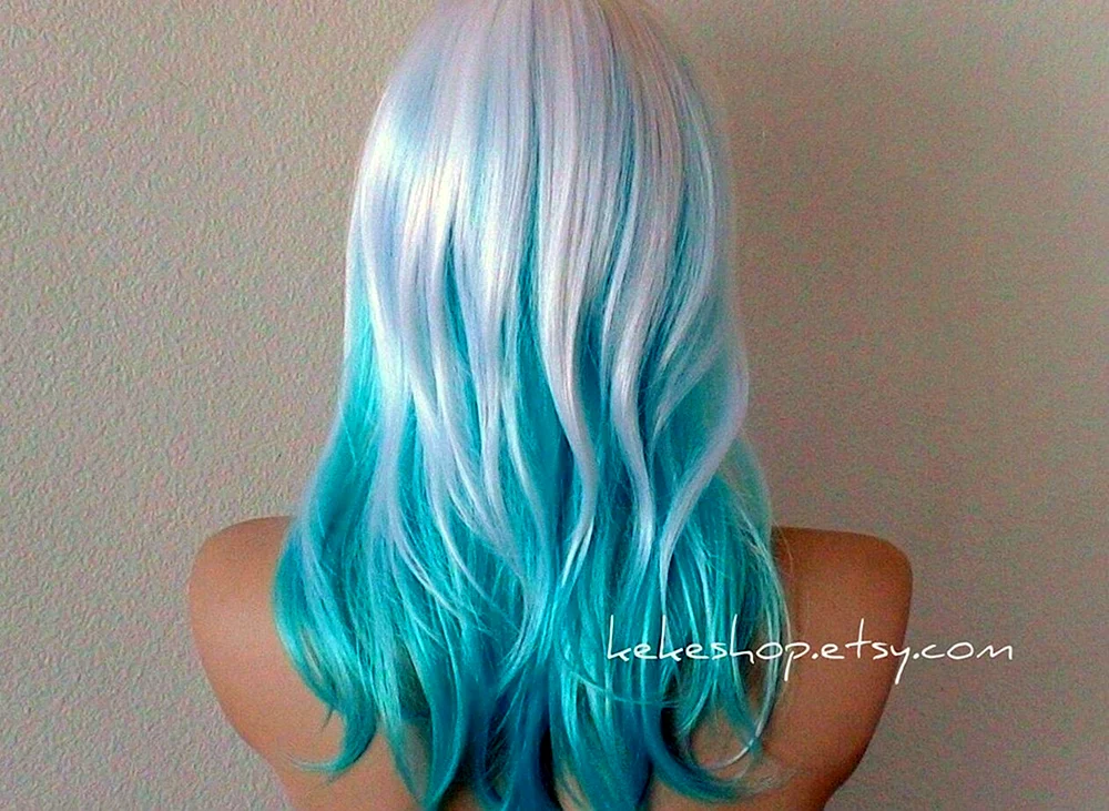 Blond mit blauen Strähnen