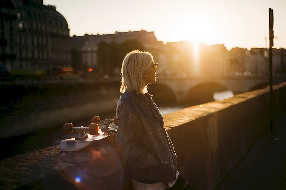 Blond mit kurzen Haaren