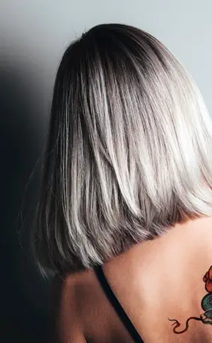 Blond mit einem Bob von hinten