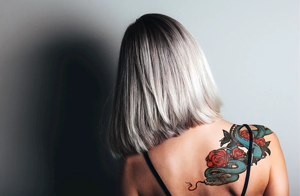 Blond mit einem Bob von hinten