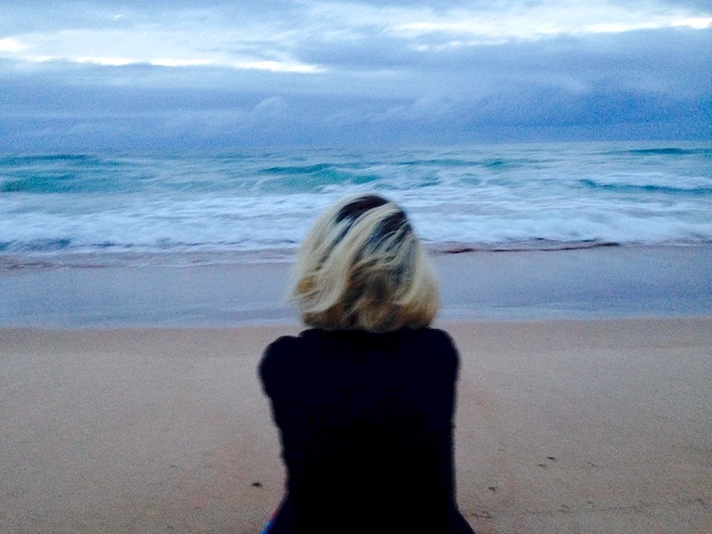 Blond mit einem Bob von hinten