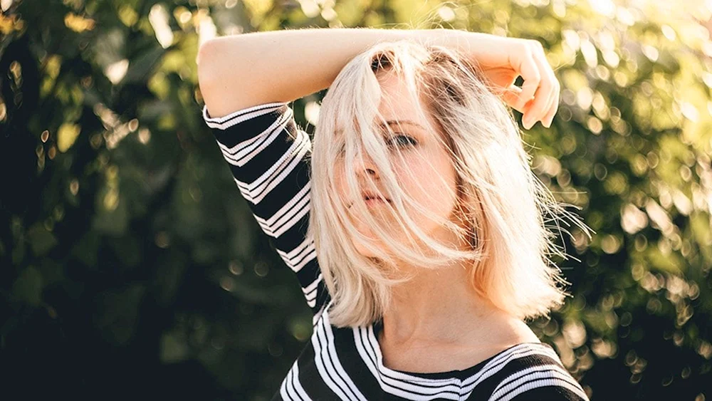 Blond mit kurzen Haaren