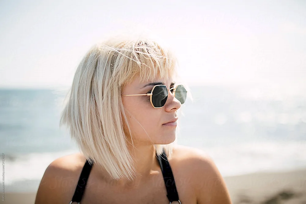 Blonde mit kurzen Haaren