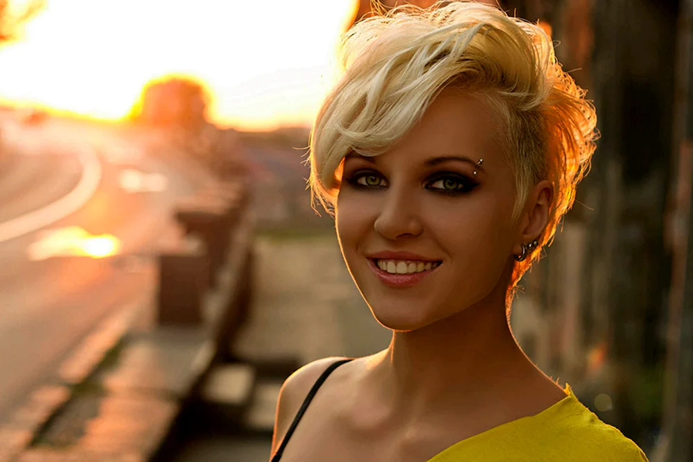 Blond mit kurzem Haar