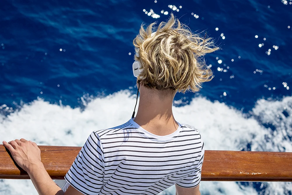 Mädchen mit braunem Haar in der Rückenansicht