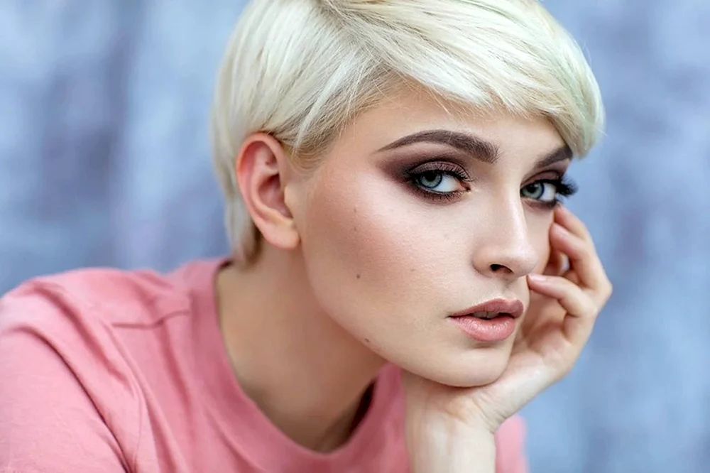 Blond mit Kurzhaarschnitt
