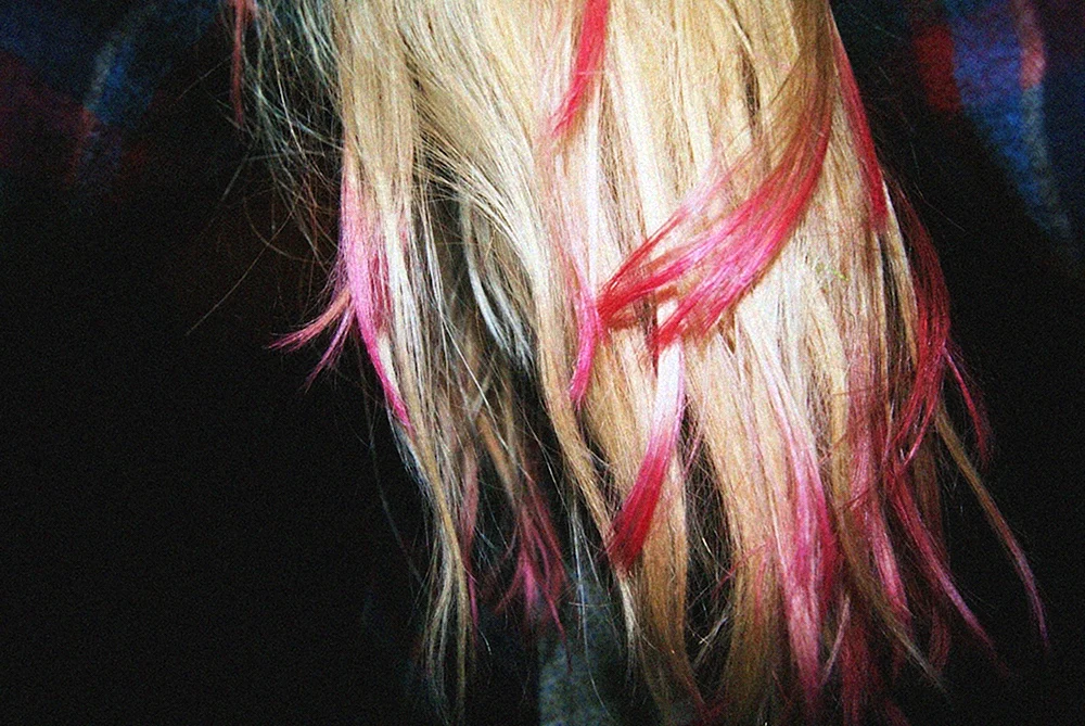 Blond mit roten Strähnen
