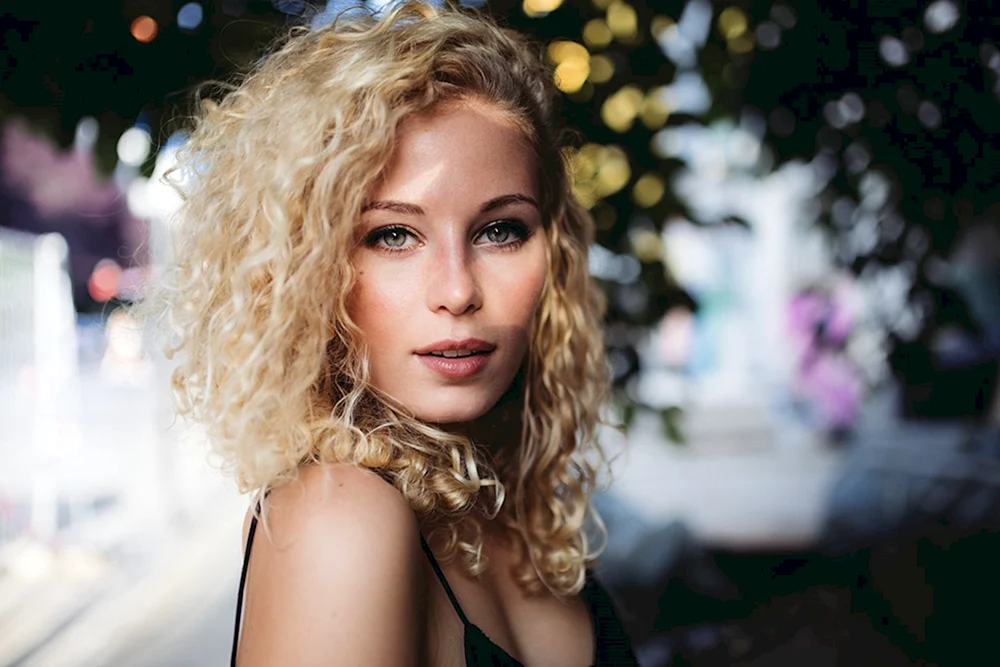 Blond mit lockigem Haar