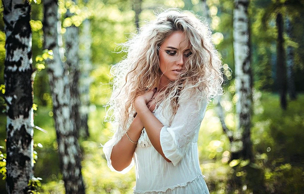 Blond mit lockigem Haar