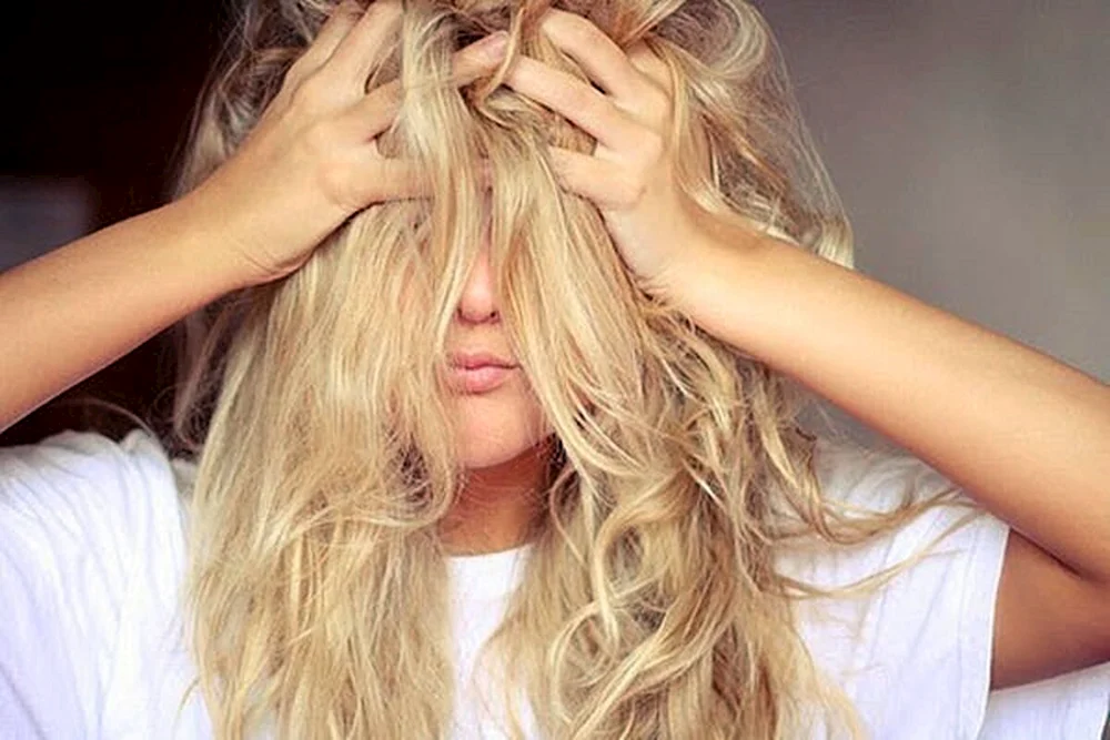Blond mit lockigem Haar