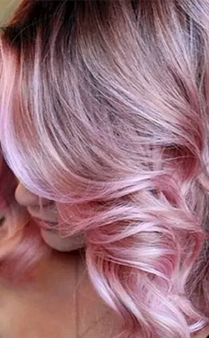 Blond mit rosa Farbton