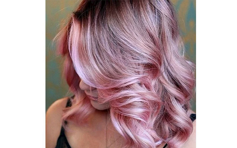 Blond mit rosa Farbton