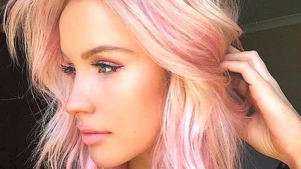 Blond mit rosa Strähnen