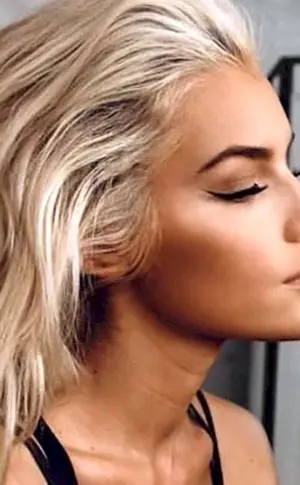 Blond mit dunklem Ansatz
