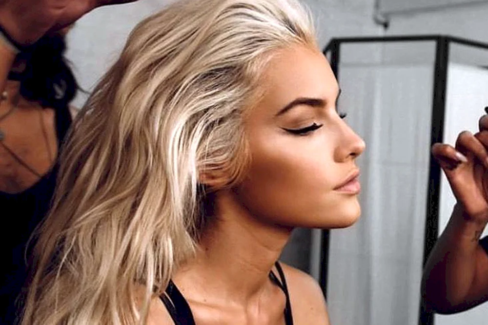 Blond mit dunklem Ansatz