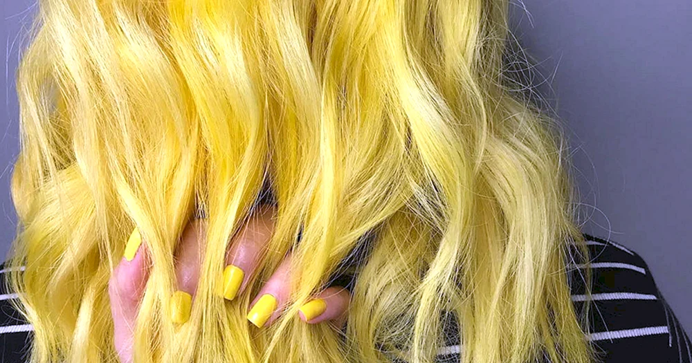 Blond mit gelbem Haar