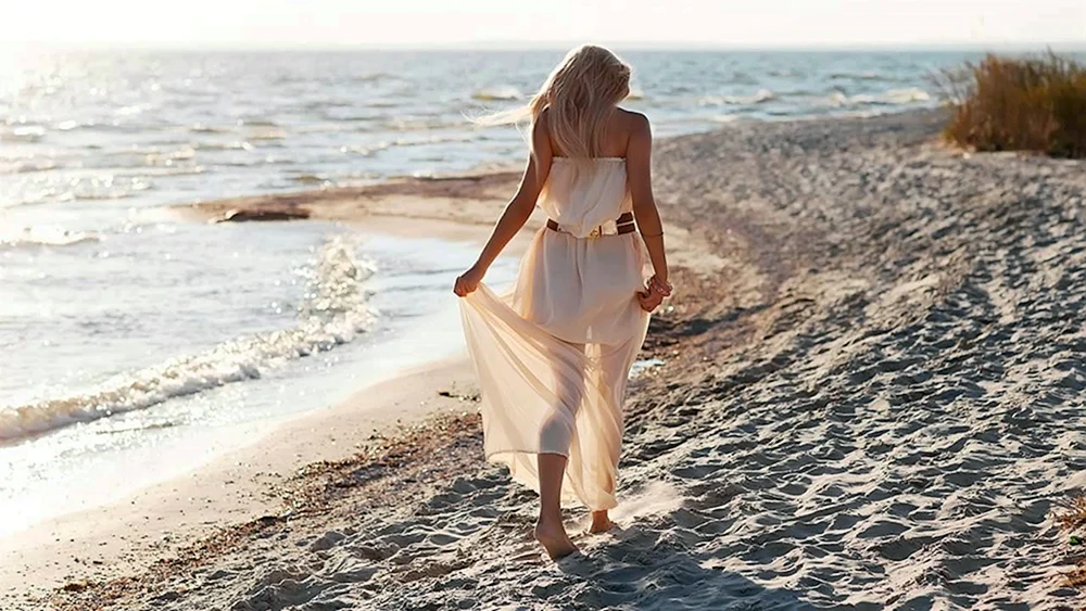 Blondine von hinten Blondine am Meer von hinten