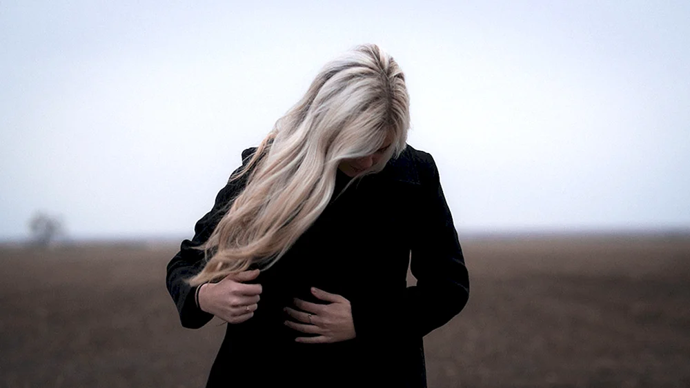 Blond mit Rücken