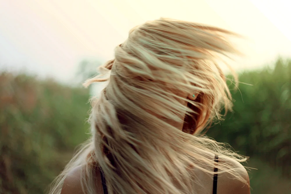 Blond mit Rücken