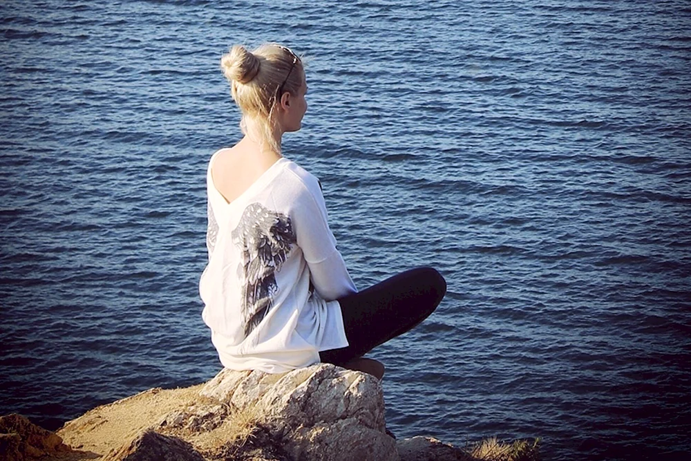 Blondes Mädchen mit Rücken
