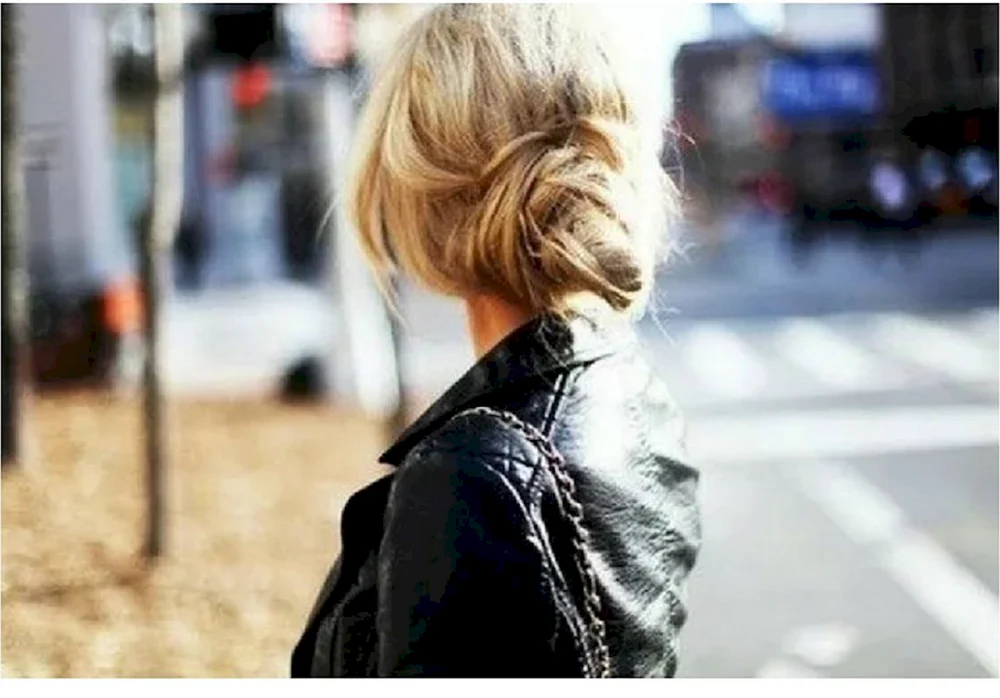 Schönes blondes Mädchen mit dunkler Brille