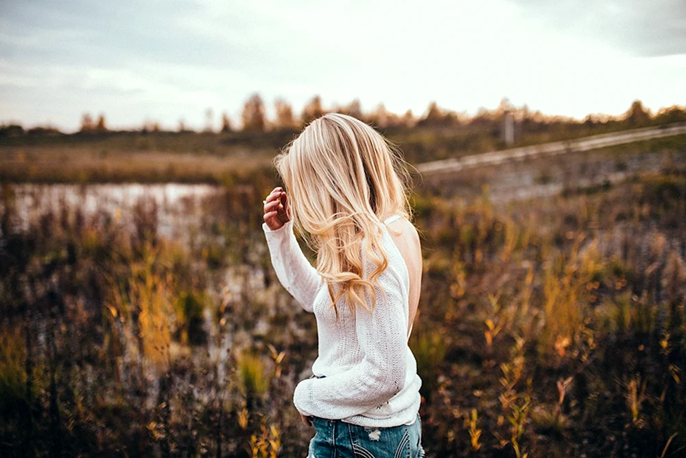 Blond mit Rücken