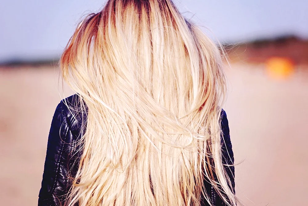 Schöne Blondinen mit Blumen