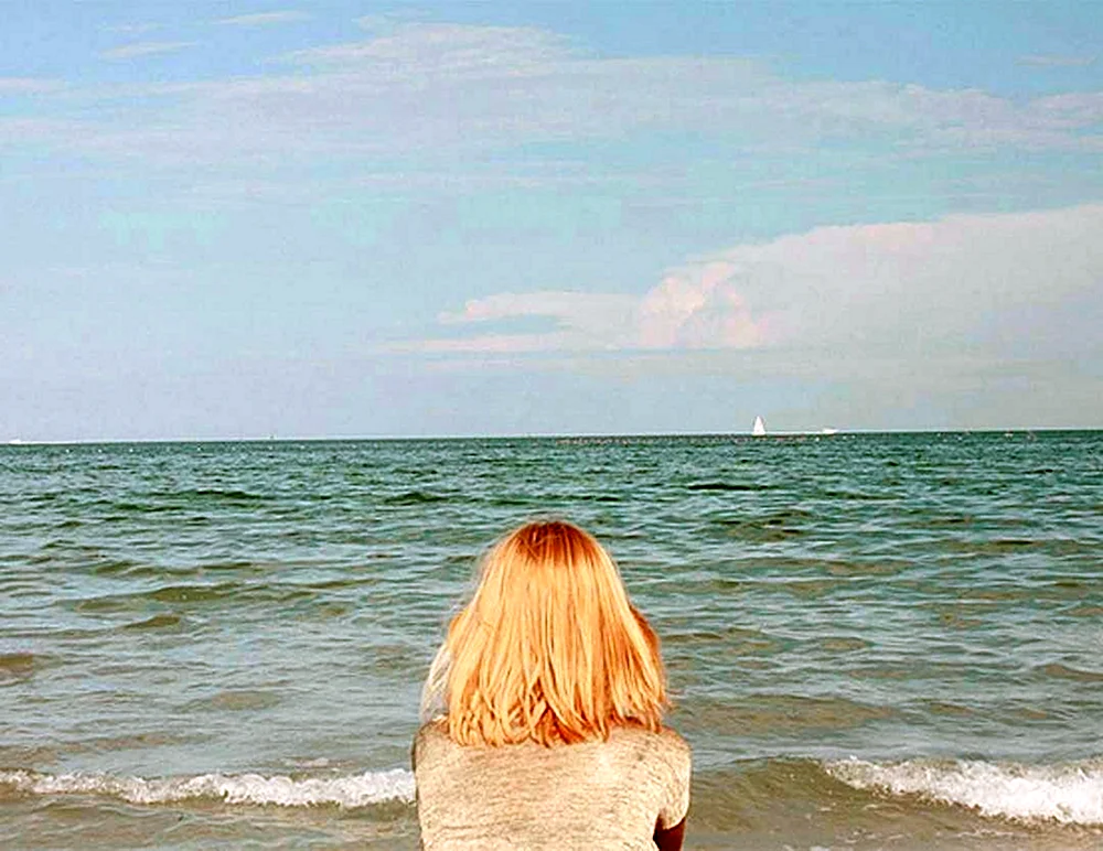 Blond mit kurzen Haaren am Meer