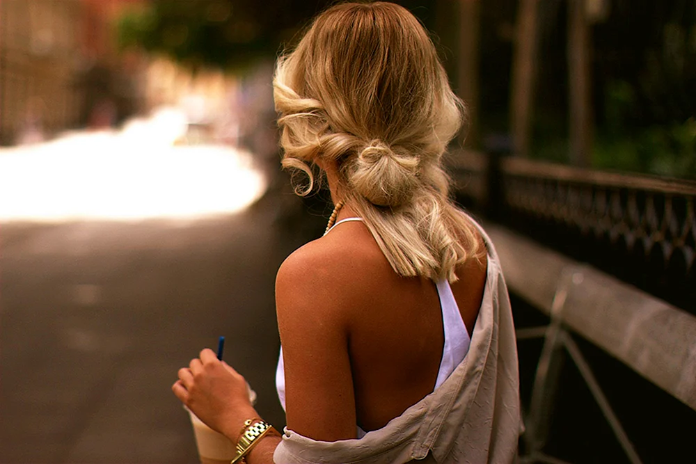 Blond von hinten