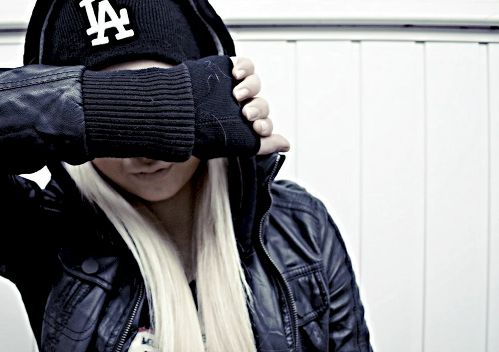 Blondine mit Baseballmütze
