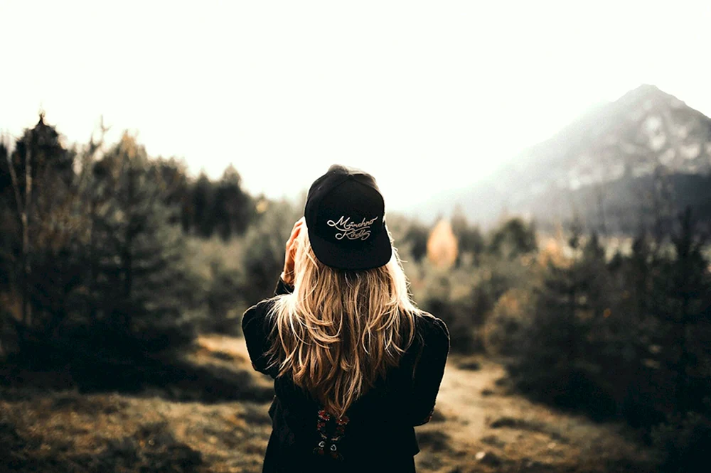 Blond mit Baseballmütze