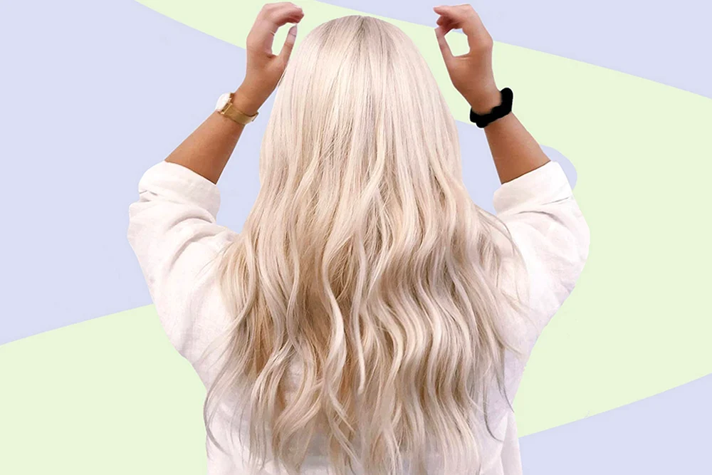 Blond in weiß