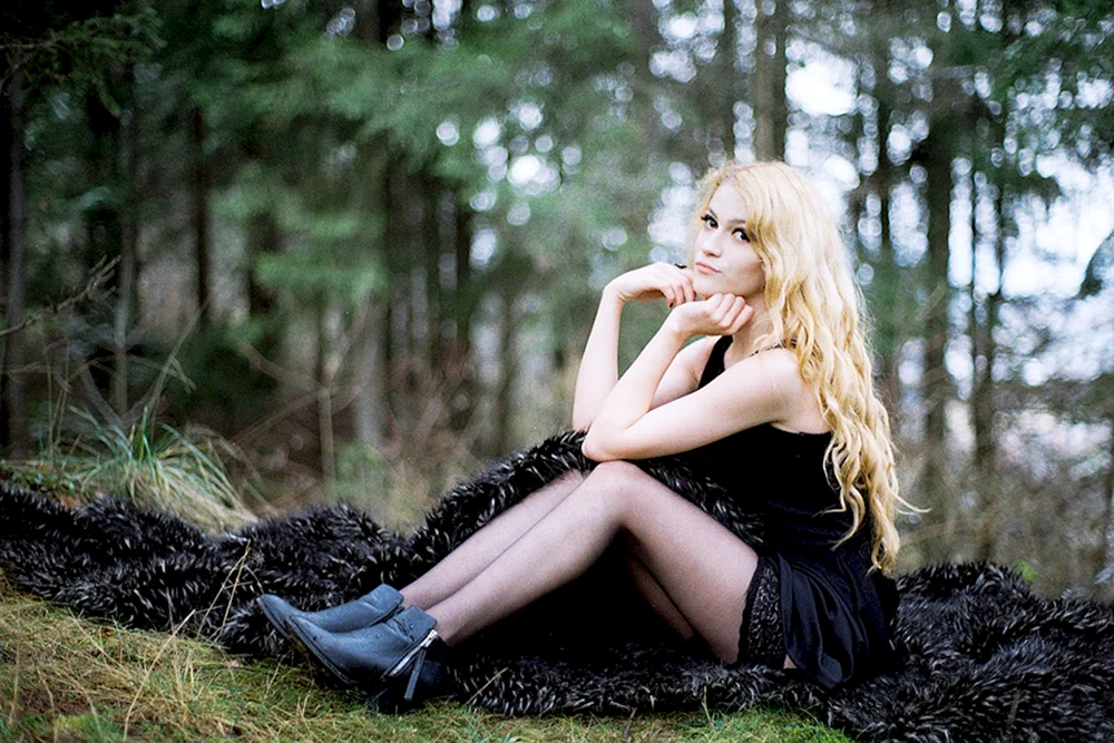 Blondine im Wald