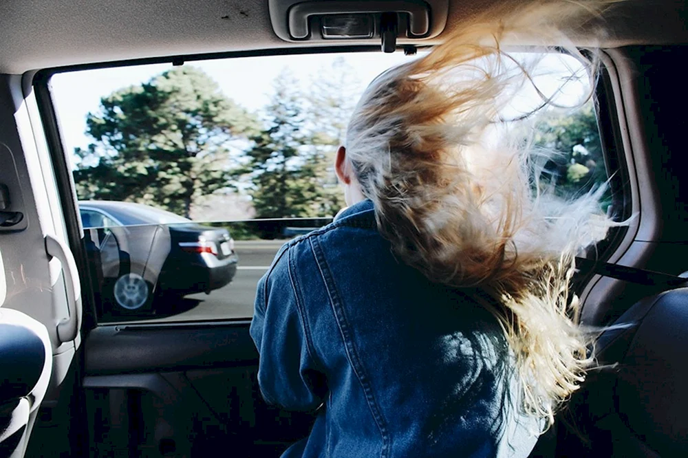 Blondine im Auto
