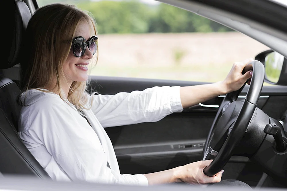 Frau hinter dem Steuer im Cabrio