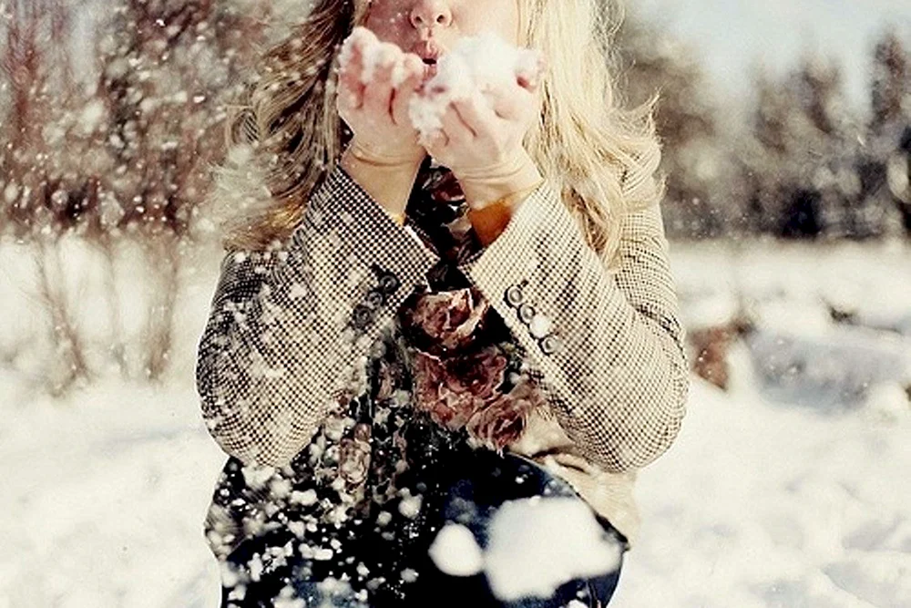 Blondes Mädchen im Winter
