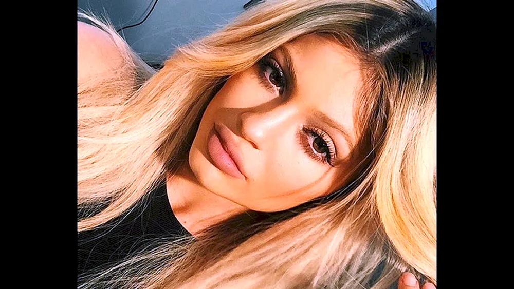Blond mit braunen Augen