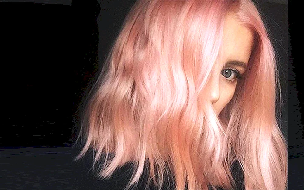 Blond mit rosa Tönung