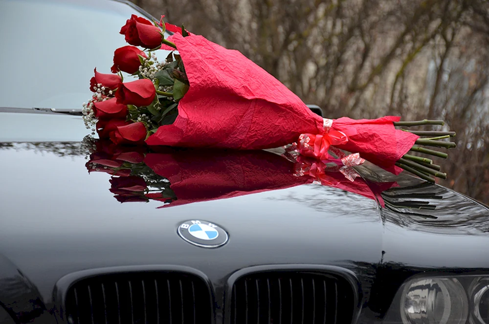 Mädchen mit Blumen im Auto