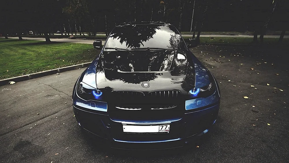 BMW x5 mit blauen Scheinwerfern