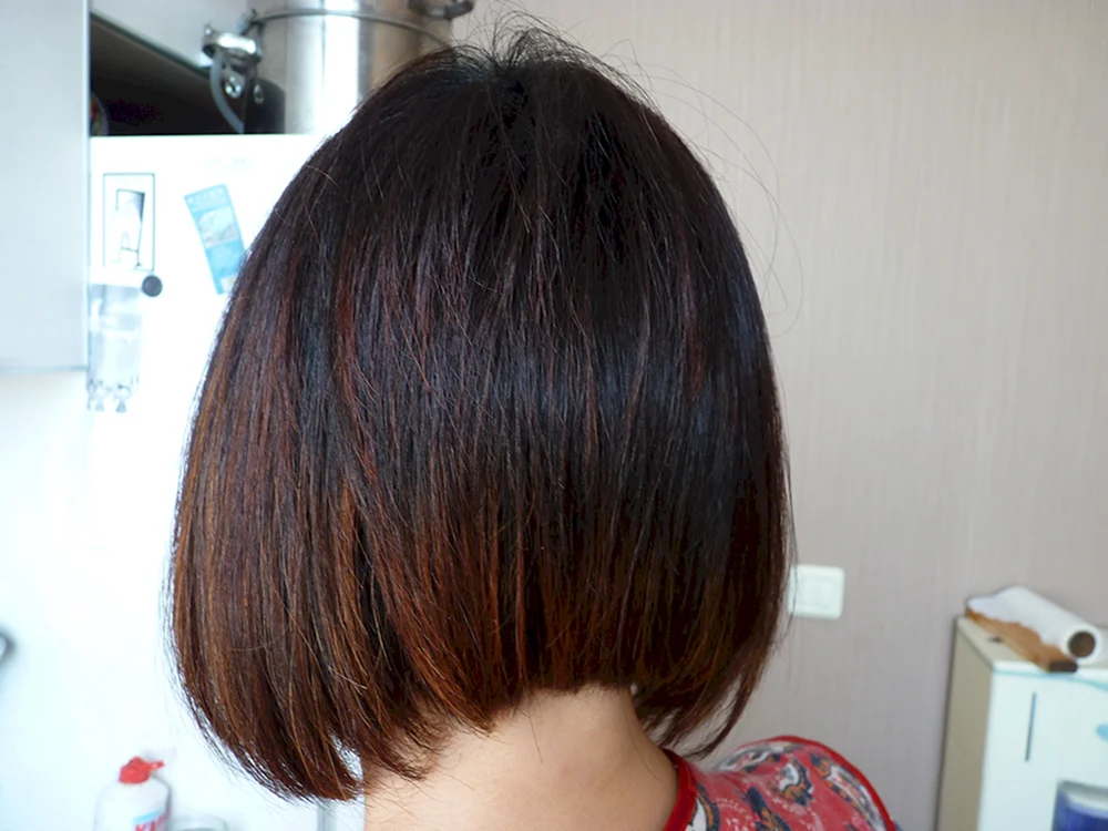 Gradirovannoe bob kare haircut.