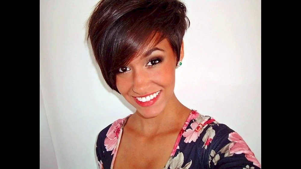 Pixie Bob mit asymmetrischem Haarschnitt