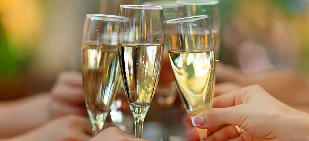 Champagnergläser klirrend