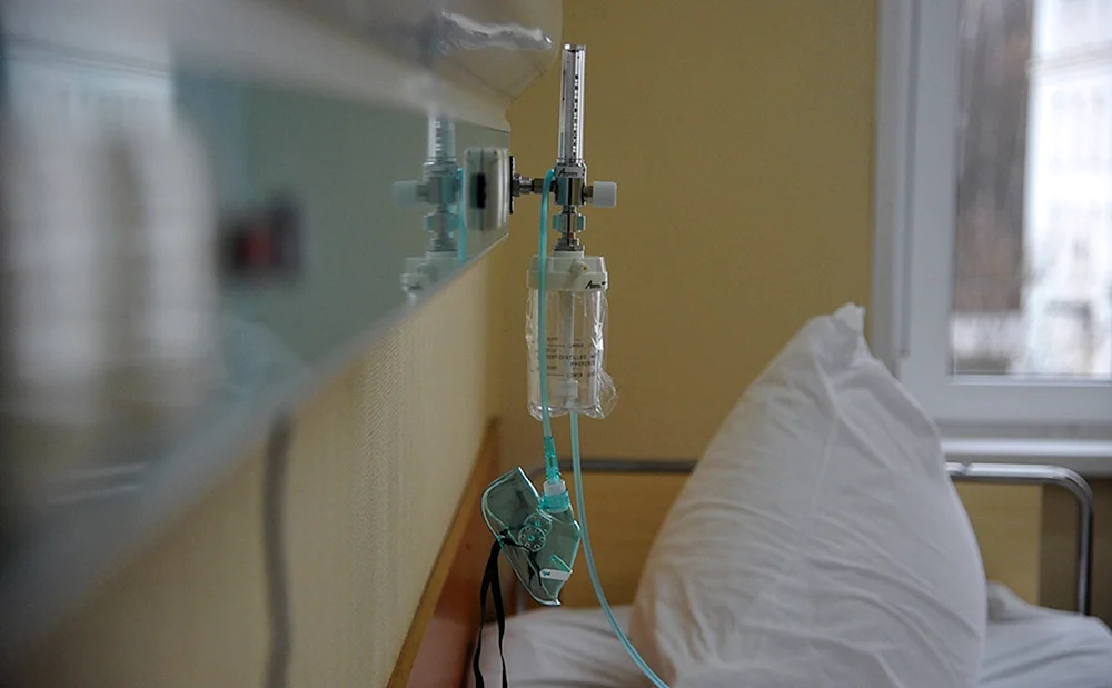 Hand unter einer Infusion im Krankenhaus