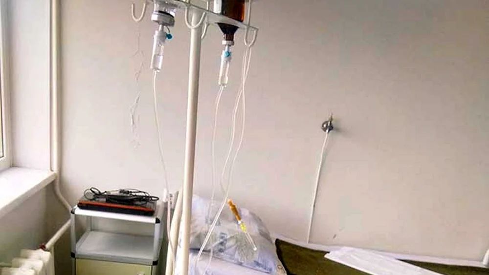 Krankenhaus unter einer Infusion. CAPELNITZO